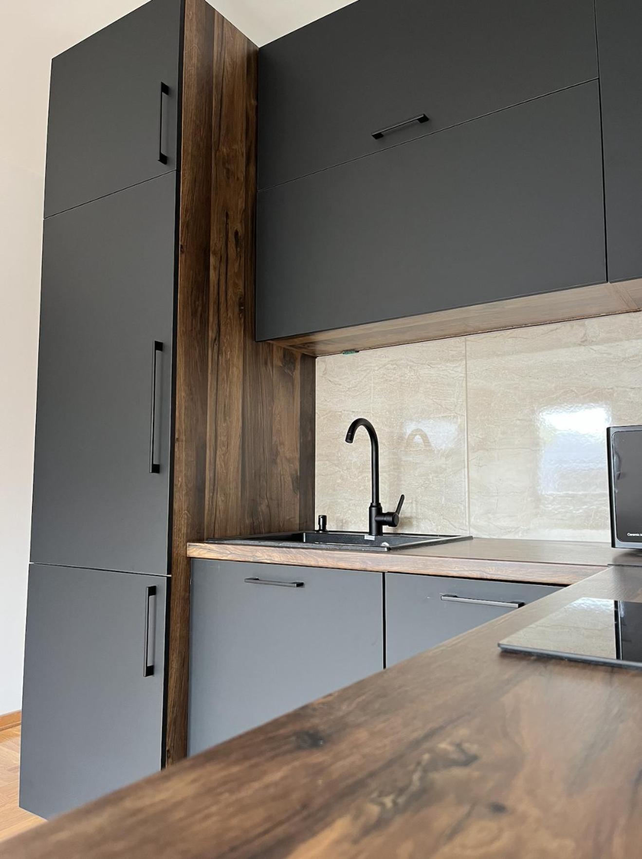 25v Apartment *