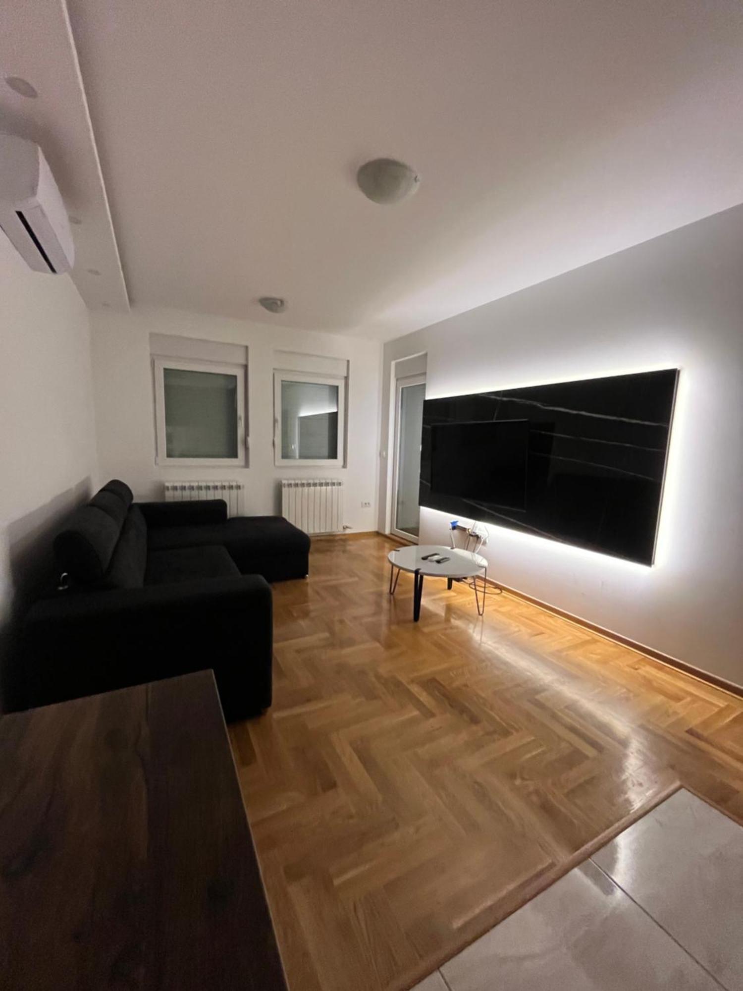 Apartment 25v *